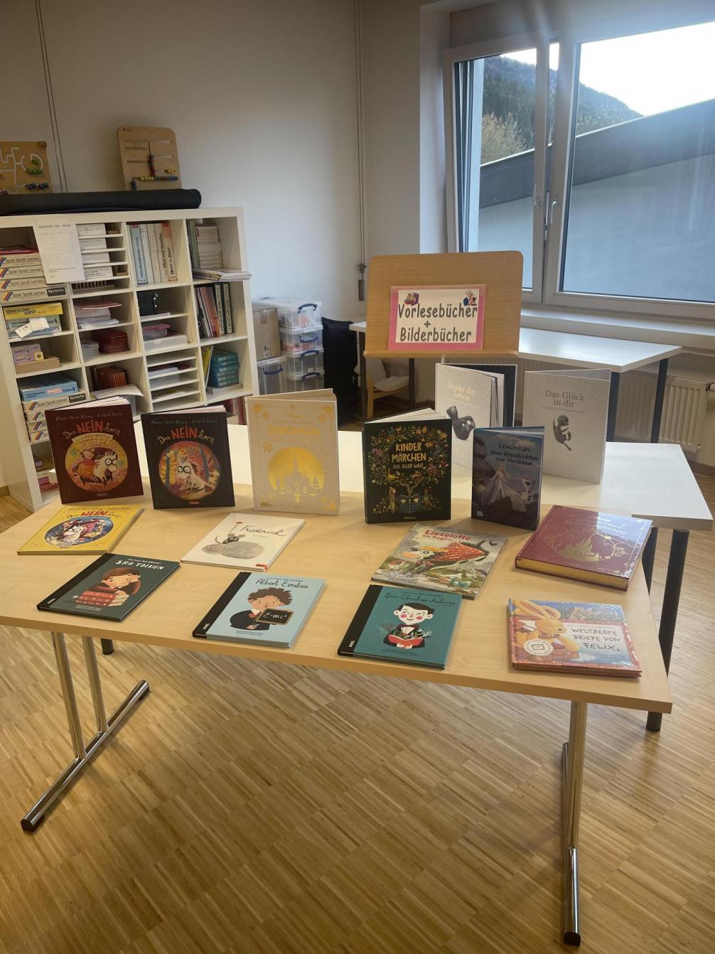 Büchertisch 4